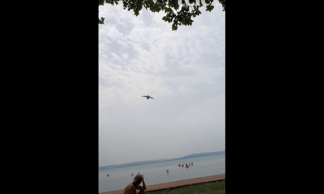 Ijesztően alacsonyan rep&uuml;lt a honv&eacute;ds&eacute;g rep&uuml;lője a Balaton felett - VIDE&Oacute;