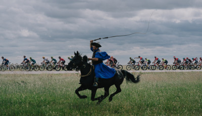 Lovas bety&aacute;rok &eacute;s traktorok fűszerezt&eacute;k az idei Tour de Hongrie ker&eacute;kp&aacute;rversenyt