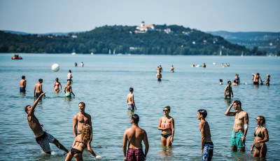 Ny&aacute;r &uacute;jrat&ouml;ltve - Gyenesdi&aacute;sn&aacute;l m&aacute;r 25 fokos a Balaton