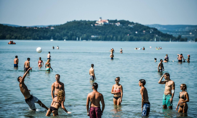 Ny&aacute;r &uacute;jrat&ouml;ltve - Gyenesdi&aacute;sn&aacute;l m&aacute;r 25 fokos a Balaton