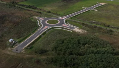 J&oacute; f&eacute;lmilli&aacute;rdb&oacute;l &eacute;p&uuml;lt egy semmibe sem vezető k&ouml;rforgalom Zalaegerszegn&eacute;l