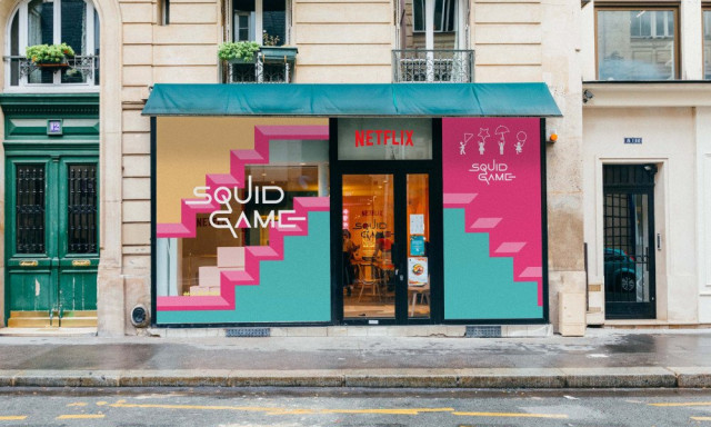 Vereked&eacute;s t&ouml;rt ki a p&aacute;rizsi Squid Game &uuml;zlet megnyit&aacute;sakor - VIDE&Oacute;