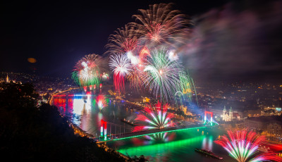 Minden &eacute;vben nagyobbat durrantunk - 45 ezer effekt, h&aacute;rom h&iacute;d &eacute;s sz&aacute;z munk&aacute;s az idei tűzij&aacute;t&eacute;kon