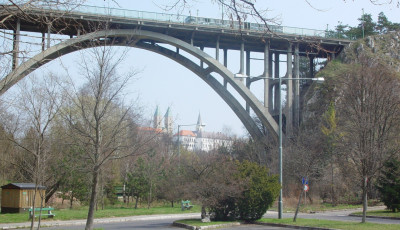Hopp&aacute;! J&ouml;het a viadukt fel&uacute;j&iacute;t&aacute;sa?