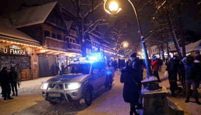 Laz&iacute;tottak a korl&aacute;toz&aacute;sokon, &ouml;r&ouml;m&uuml;kben vedelnek &eacute;s verekednek a lengyelek