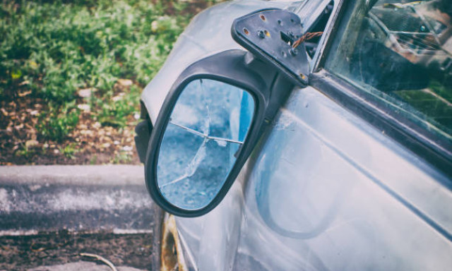 Vitarendez&eacute;s gy&oacute;gyszer n&eacute;lk&uuml;l - Ler&uacute;gta a m&aacute;sik aut&oacute;s t&uuml;kr&eacute;t