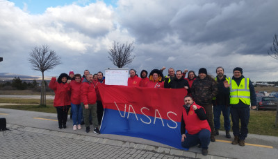 Egy &oacute;r&aacute;n kereszt&uuml;l sztr&aacute;jkolt a veszpr&eacute;mi Automotive Vasas Alapszervezet a tan&aacute;rok&eacute;rt