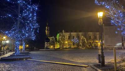 Mintha nem is lett volna - A legnagyobb kar&aacute;csonyi l&aacute;zban &eacute;g a f&eacute;l vil&aacute;g, ek&ouml;zben Veszpr&eacute;m Adventi v&aacute;s&aacute;r&aacute;t m&aacute;ris kif&uacute;jt&aacute;k