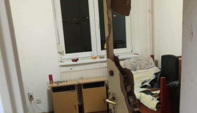 Asztal- &eacute;s sz&eacute;kl&aacute;bakkal t&aacute;madtak munkat&aacute;rsaikra