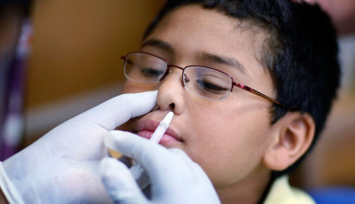 Magyarorsz&aacute;gon is kaphat&oacute; az AstraZeneca gyerekeknek orron &aacute;t adhat&oacute; influenza elleni vakcin&aacute;ja