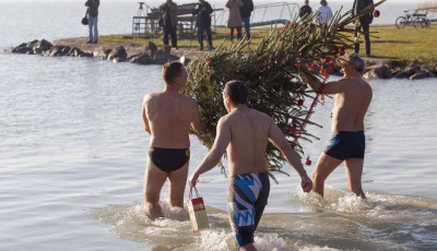 Id&eacute;n is fognak kar&aacute;csonyf&aacute;t &aacute;ll&iacute;tani a Balatonba