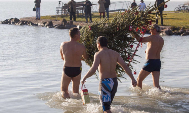 Id&eacute;n is fognak kar&aacute;csonyf&aacute;t &aacute;ll&iacute;tani a Balatonba