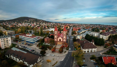 &Ouml;ssze&uuml;tk&ouml;z&ouml;tt k&eacute;t aut&oacute; Balatonf&uuml;reden, az egyik kocsi ki is gyulladt