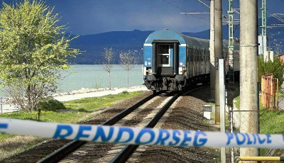 Hal&aacute;lra g&aacute;zolt a vonat egy embert Balatonalm&aacute;diban