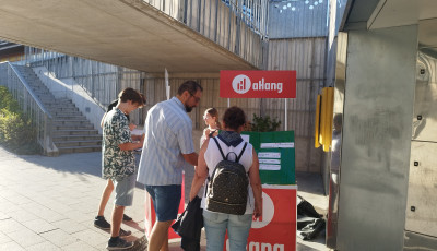 Az oligarch&aacute;k extr&eacute;m vagyonosod&aacute;sa miatt gyűjt&ouml;ttek al&aacute;&iacute;r&aacute;st Veszpr&eacute;mben