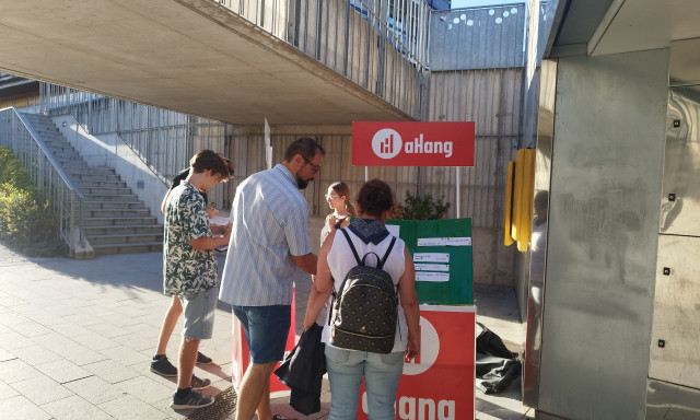 Az oligarch&aacute;k extr&eacute;m vagyonosod&aacute;sa miatt gyűjt&ouml;ttek al&aacute;&iacute;r&aacute;st Veszpr&eacute;mben