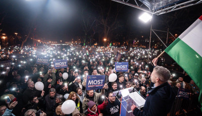 A zeneiskola előtt tartj&aacute;k Magyar P&eacute;ter&eacute;k a veszpr&eacute;mi gyűl&eacute;s&uuml;ket