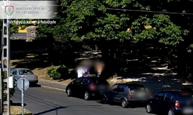 Biciklin, asztall&aacute;bbal a k&eacute;zben kergett&eacute;k a fiatalt egy telefon miatt &ndash; VIDE&Oacute;