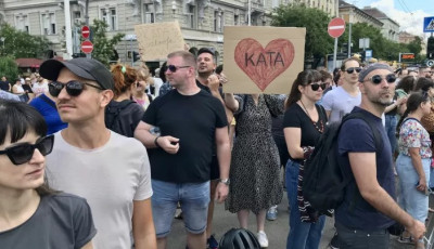 Nov&aacute;k al&iacute;rta a katat&ouml;rv&eacute;nyt, k&ouml;zben a k&ouml;nyvelők szerint durva hiba cs&uacute;szott az &uacute;j m&oacute;dos&iacute;t&aacute;sba