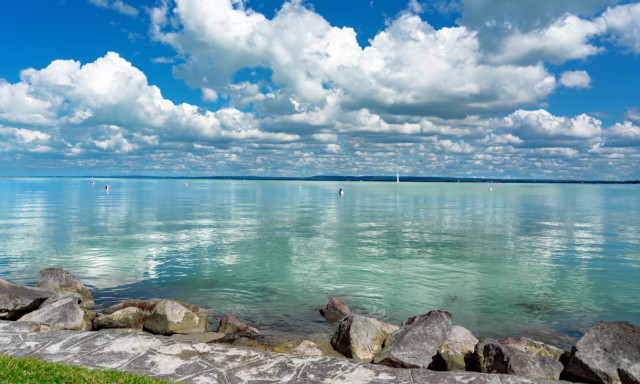 1,5 milli&aacute;rd forintot k&ouml;lt a korm&aacute;ny a Balaton iszapcsapd&aacute;inak kikotr&aacute;s&aacute;ra