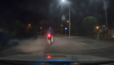 Robog&oacute;n t&aacute;ncolt egy fiatal P&aacute;p&aacute;n, de m&eacute;g aznap elfogt&aacute;k a rendőr&ouml;k