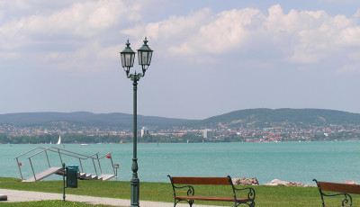 A Balaton-part ink&aacute;bb egy &ouml;sszn&eacute;pi kiegyez&eacute;s