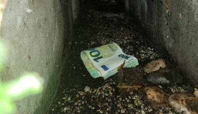 K&eacute;tmilli&oacute; forintnyi eur&oacute;t tal&aacute;lt egy f&eacute;rfi P&aacute;p&aacute;n, majd a csatorn&aacute;ba rejtette
