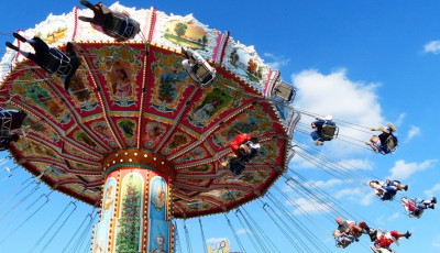 Bungee jumping, k&ouml;rhinta, dodgem - Maj&aacute;lis a Gy&aacute;rkertben
