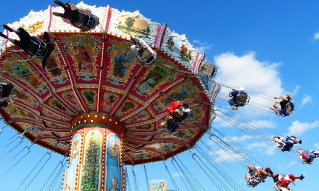 Bungee jumping, k&ouml;rhinta, dodgem - Maj&aacute;lis a Gy&aacute;rkertben