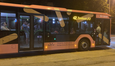 P&eacute;nteken ism&eacute;t indul a Zenebusz