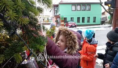 A Pad&aacute;nyi harmadikosai d&iacute;sz&iacute;tett&eacute;k fel a tűzolt&oacute;k kar&aacute;csonyf&aacute;j&aacute;t