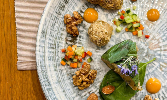 Jane Goodall vil&aacute;gh&iacute;rű antropol&oacute;gus eb&eacute;dj&eacute;t a Veganeeta szolg&aacute;ltatta