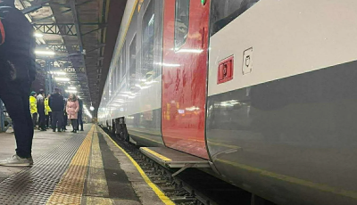 Meg kell emelni 25 centivel a Keleti peronjait 300 milli&oacute;b&oacute;l, mert kider&uuml;lt, hogy a k&iacute;nai vonatokon nincs megfelelő l&eacute;pcső