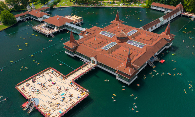 Lebontj&aacute;k a h&eacute;v&iacute;zi t&oacute;f&uuml;rdő ikonikus k&ouml;zponti f&uuml;rdőh&aacute;z&aacute;t