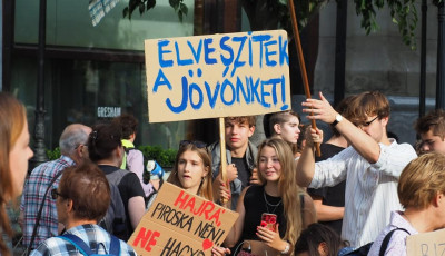 Lev&eacute;lben k&eacute;rik a k&ouml;zm&eacute;di&aacute;t&oacute;l, hogy engedj&eacute;k be a tiltakoz&oacute; di&aacute;kokat