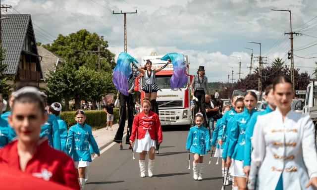 Cirkuszi par&aacute;d&eacute; s&ouml;p&ouml;rt v&eacute;gig Balatonlell&eacute;n