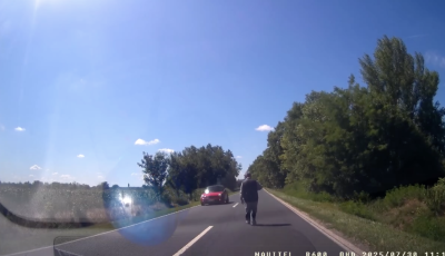 Gyalog k&ouml;zlekedett egy f&eacute;rfi a forgalmi s&aacute;vban