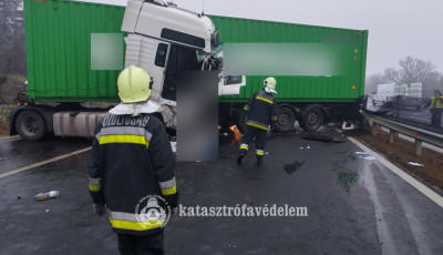 Szalagkorl&aacute;tnak sodr&oacute;dott egy kamion a 8-as fő&uacute;ton