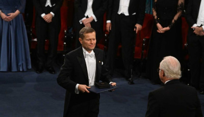 Karik&oacute; Katalin &eacute;s Krausz Ferenc &aacute;tvette a Nobel-d&iacute;jat