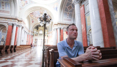 H&aacute;rom &oacute;r&aacute;n &aacute;t zab&aacute;lt a volt DK-s politikus, majd fizet&eacute;s n&eacute;lk&uuml;l elszaladt az &eacute;tteremből
