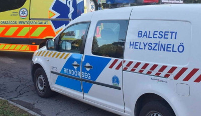 &Ouml;ssze&uuml;tk&ouml;z&ouml;tt k&eacute;t aut&oacute; a F&uuml;redi-&uacute;ti kereszteződ&eacute;sben