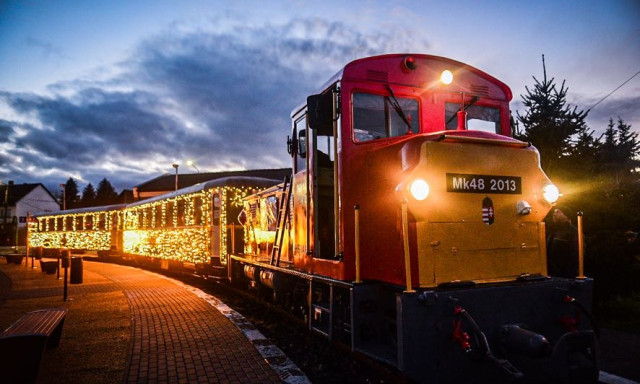 A Balatonfenyvesi kisvas&uacute;t vonal&aacute;n mesebeli f&eacute;nyvonat robog janu&aacute;rig