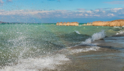 Tizenegy embert kellett kimenteni a Balatonb&oacute;l a szeles idő miatt