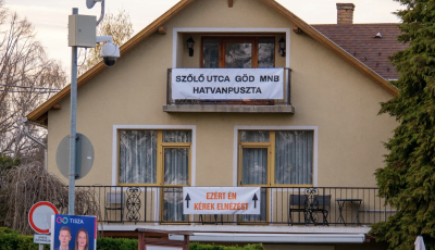 &Uacute;j szintre l&eacute;pett a f&uuml;redi plak&aacute;th&aacute;bor&uacute; - A felső erk&eacute;ly visszav&aacute;gott