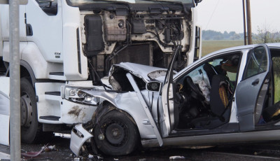 &Ouml;ssze&uuml;tk&ouml;z&ouml;tt egy szem&eacute;lyaut&oacute; &eacute;s egy kamion B&eacute;ben