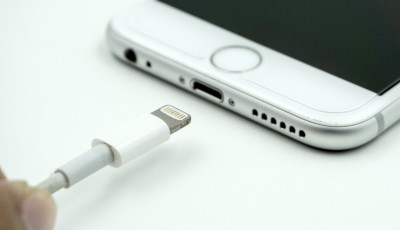 Bajban az Apple - Az EU egys&eacute;ges t&ouml;ltőt javasol az elektronikus eszk&ouml;z&ouml;kh&ouml;z