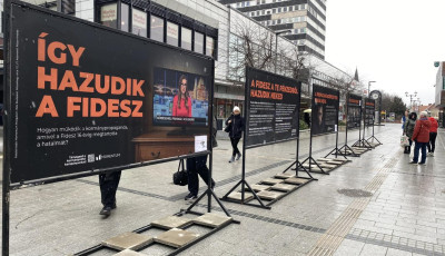 Veszpr&eacute;mbe &eacute;rkezett a Momentum plak&aacute;t-ki&aacute;ll&iacute;t&aacute;sa