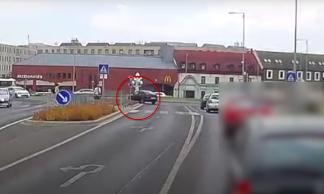 M&aacute;r megint &ouml;sszezavarodott egy sofőr a Mekis k&ouml;rforgalomban - VIDE&Oacute;