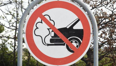 Betiltja az &uacute;j benzines &eacute;s d&iacute;zeles aut&oacute;k forgalmaz&aacute;s&aacute;t az EU 2035-től