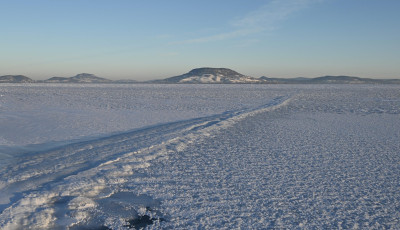 Rian&aacute;s - L&aacute;tv&aacute;nyosan kett&eacute;repedt a Balaton jege